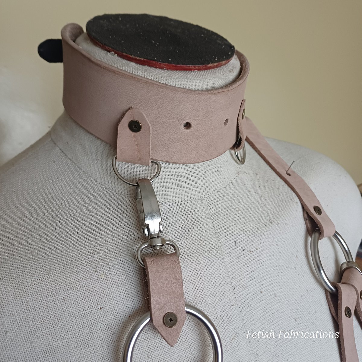In the workshop on a custom leather chest harness with a matching strap-on setup.
Still in progress, still refining the details — but the fit and finish are already looking solid.