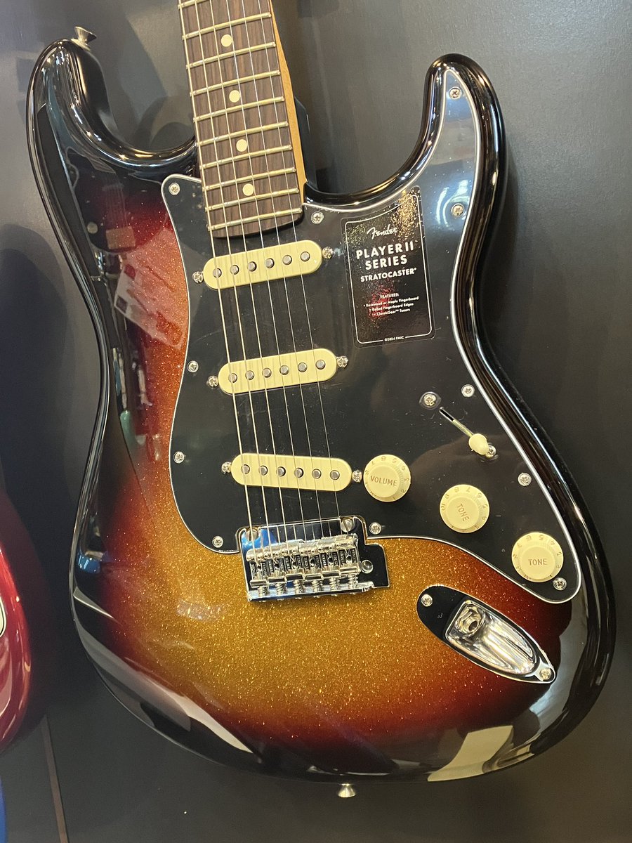 dustbowl_i's tweet photo. ダストボウル前橋店より
みんな大好き #Fender の #限定品 を店頭よりご紹介させていただきます。
黒い #JazzMaster は #MIJ #Hybrid の特別な一本。黒い金属パーツと黒赤黒3plyのPG。
白い #Telecaster はパールホワイトの #MatchingHead 。
ラメバーストのストラトと30周年の #BluesJr 。急いで！ https://t.co/DJ4cC2odl9
