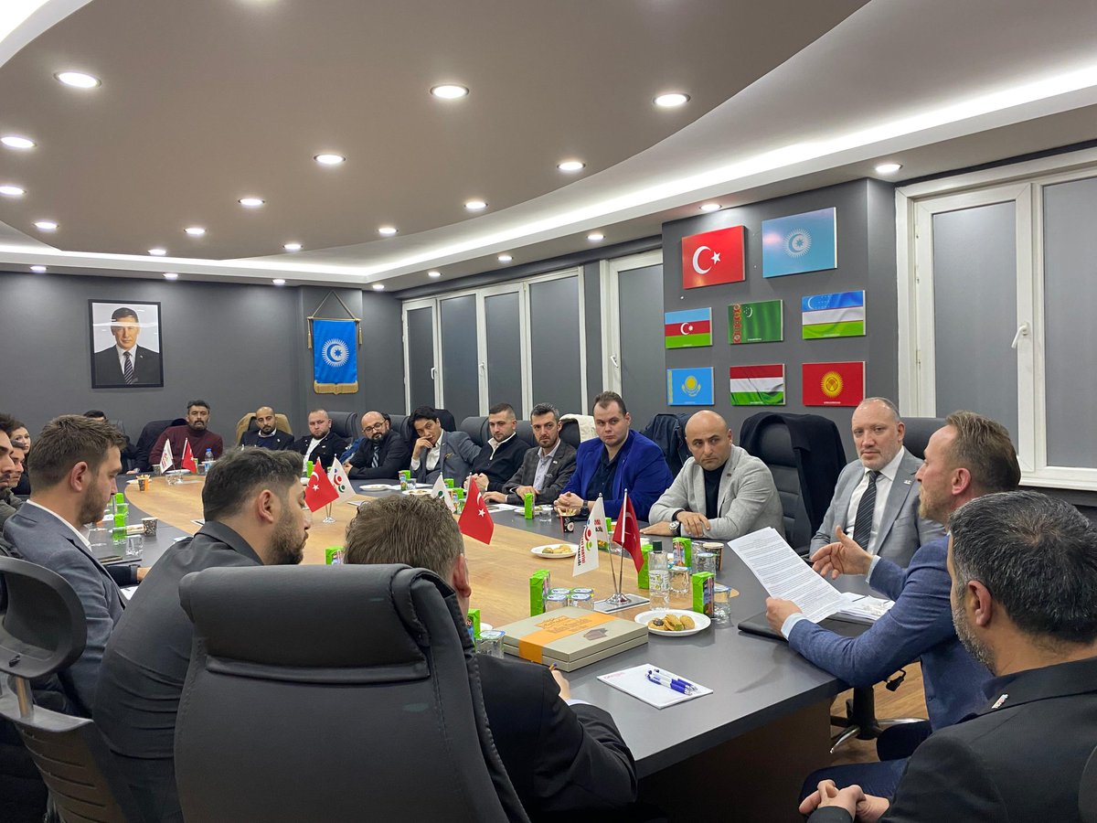 16 Aralıkta yapılan İstanbul kongremizin ardından, İl yönetimi ve ilçe başkanları toplantımızı gerçekleştirdik. Toplantımızda aramıza yeni katılan, il yönetimi ve ilçe başkanlarımıza parti rozetleri takıldı. Toplantı gündemimiz, bugün 'e kadar İstanbul' da yapılan çalışmalar ve