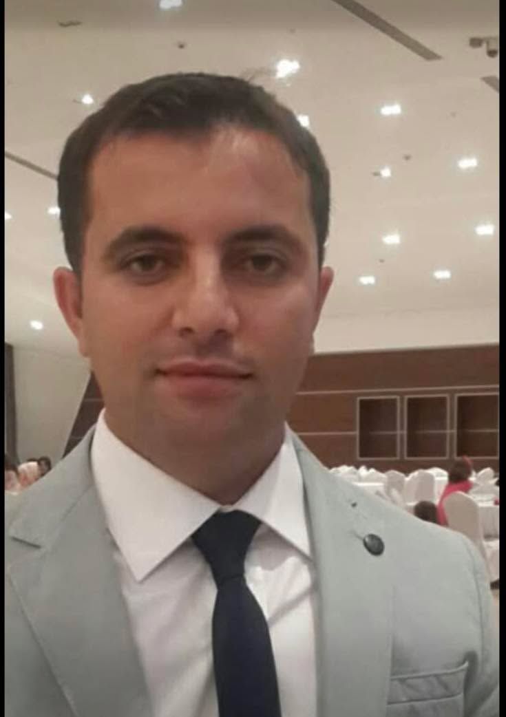 KHK ile hukuksuz biçimde ihraç edilen edebiyat öğretmeni Kemal Efe, Mardin Midyat’ta dün akşam geçirdiği kalp krizi sonucu hayatını kaybetti.

Mesleğinden koparılan, yıllarca emek verdiği öğretmenlik hakkı elinden alınan Efe, ihraç edildikten sonra geçimini sağlamak için araç