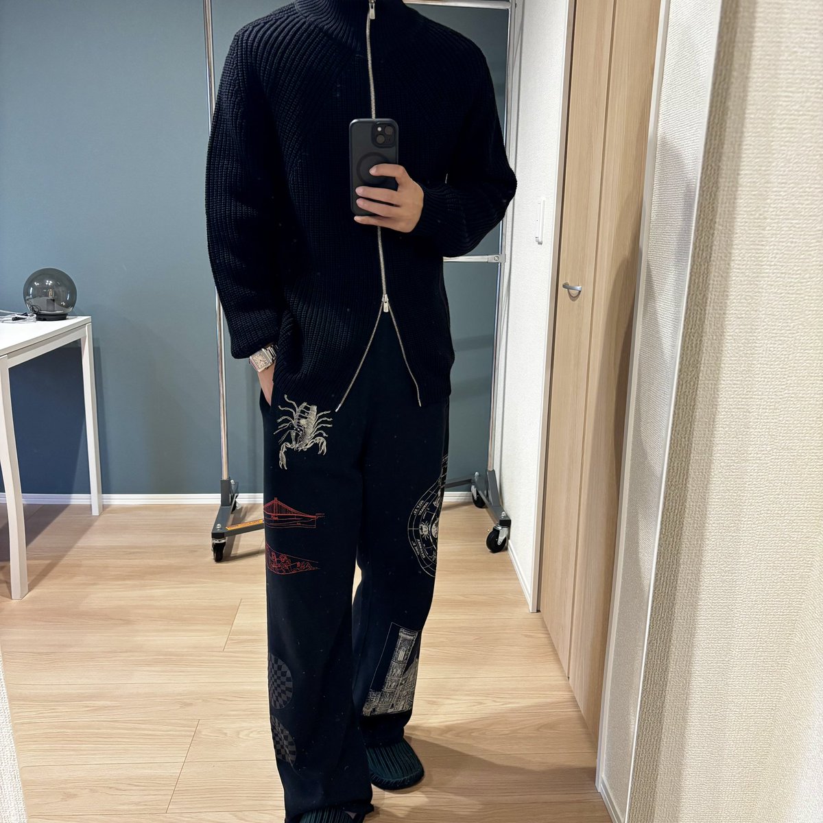 killtyee's tweet image. なぜか女子受けが悪すぎるensou.のスウェパンを履いてM1視聴中