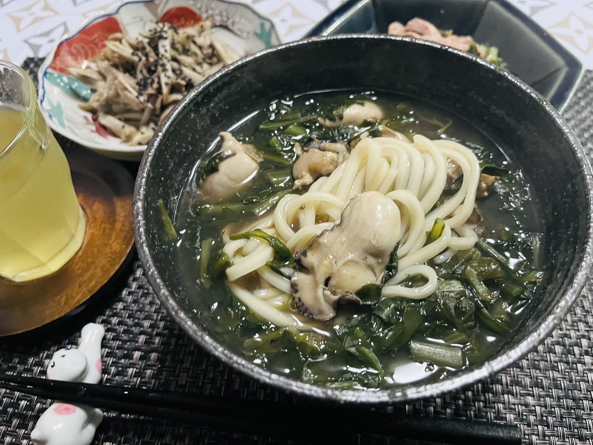 lifehuck2225's tweet image. 本日の夕ご飯
牡蠣と菊菜の葛あんかけうどん
舞茸と牛蒡とツナのきんぴら
薄切りソーセージ、白菜、小松菜のあえもの

※おうどんのお出汁は天川村の名水、ごろごろ水で作っています。
素材の味を最大限に引き出します！

#X料理部
#料理記録
#おうちごはん
#料理好きと繋がりたい
#素材へのこだわり