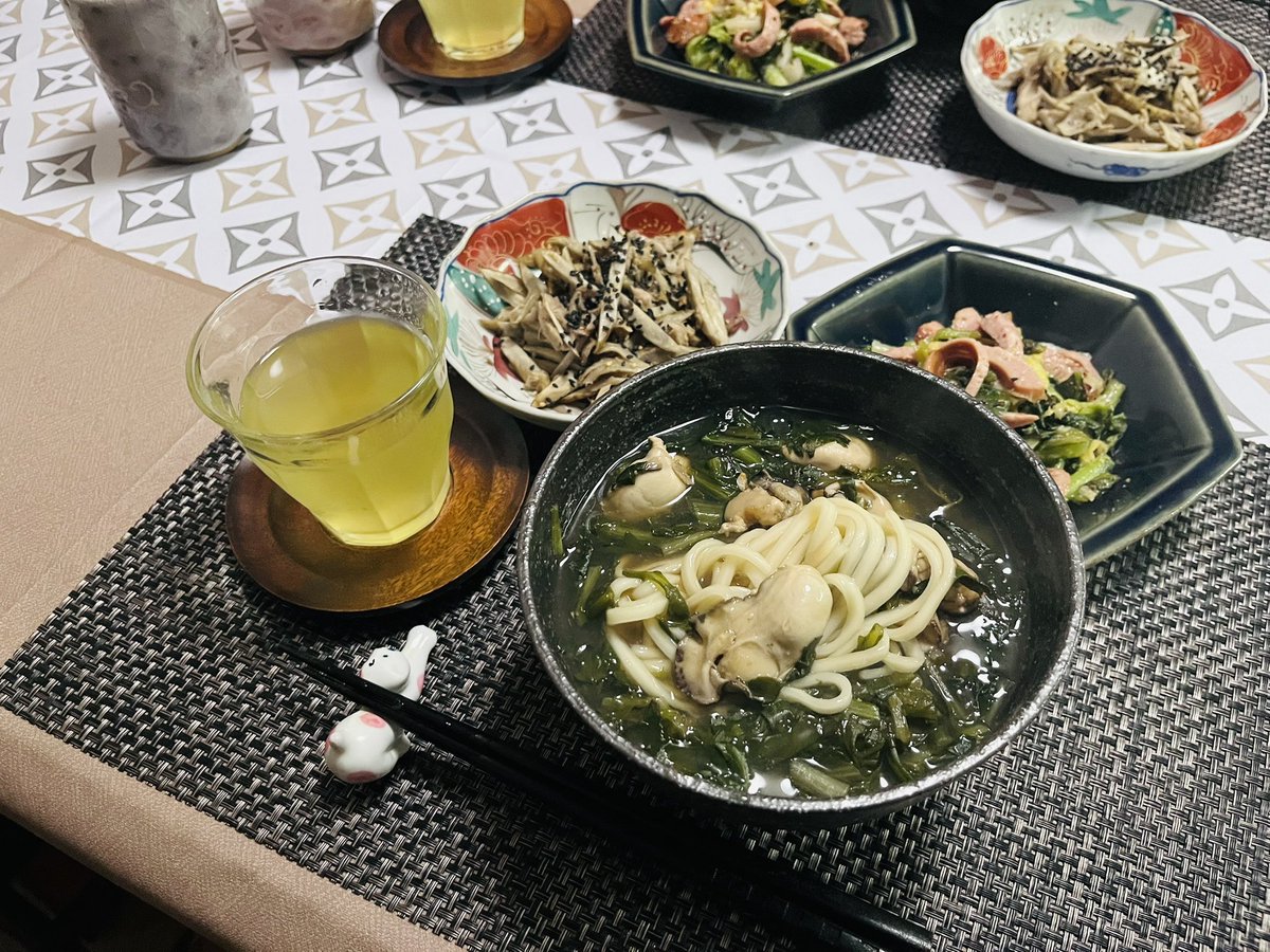 lifehuck2225's tweet image. 本日の夕ご飯
牡蠣と菊菜の葛あんかけうどん
舞茸と牛蒡とツナのきんぴら
薄切りソーセージ、白菜、小松菜のあえもの

※おうどんのお出汁は天川村の名水、ごろごろ水で作っています。
素材の味を最大限に引き出します！

#X料理部
#料理記録
#おうちごはん
#料理好きと繋がりたい
#素材へのこだわり