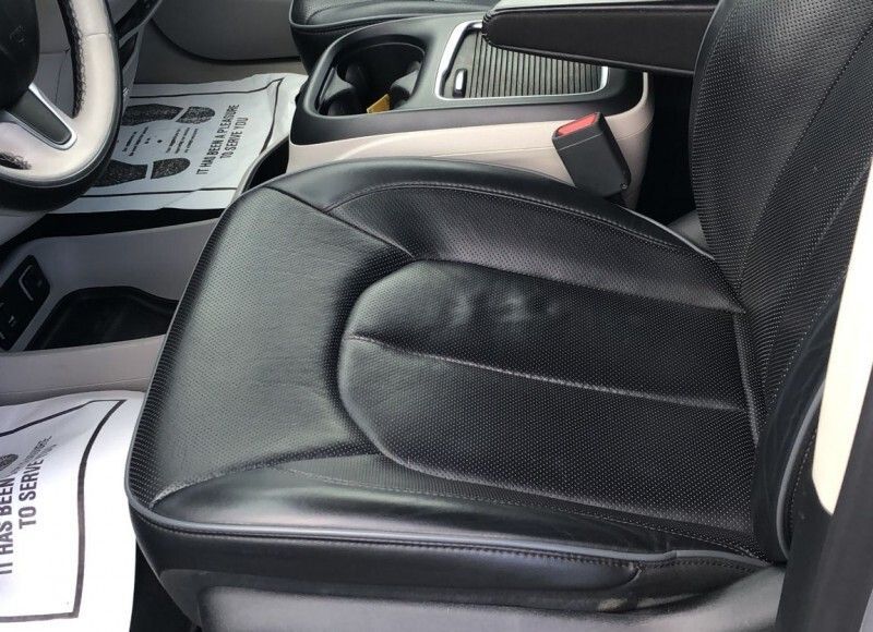 southernImport's tweet image. Sunday feature: 2018 Chrysler Pacifica Limited – 3.6L V6 (about 287 hp), 9‑speed automatic, 7‑passenger seating and fold‑flat rear rows for serious family and cargo flexibility.
buff.ly/MkppA8C
#ChryslerPacifica #FamilyVan #PearlMS
