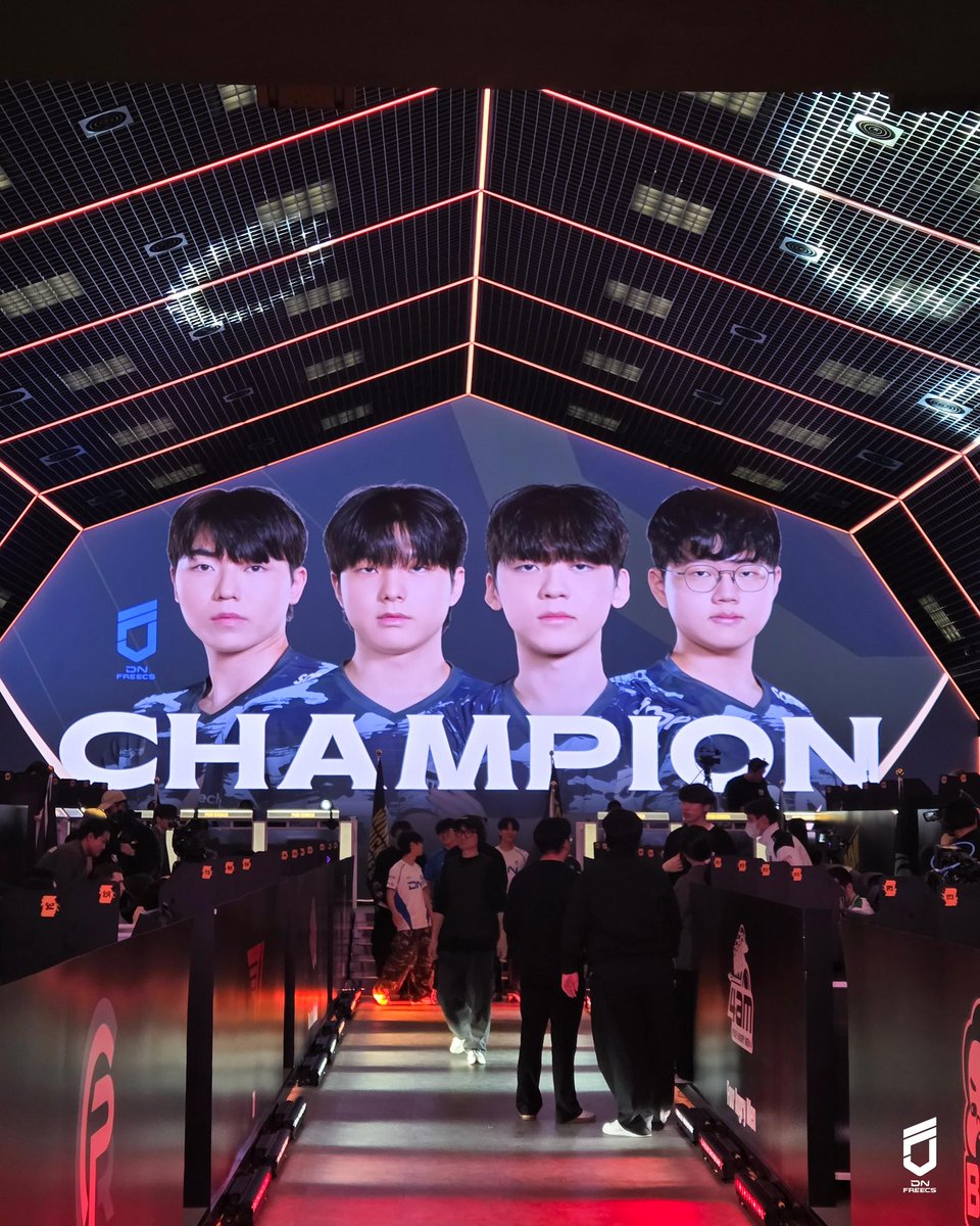 SOOPers_PUBG's tweet photo. ๐PUBG PLAYERS MASTERS INVITATIONAL CHAMPION๐
โจDN FREECSโจ
#GODNF #DNFWIN #PUBG https://t.co/eUnSdbkqva