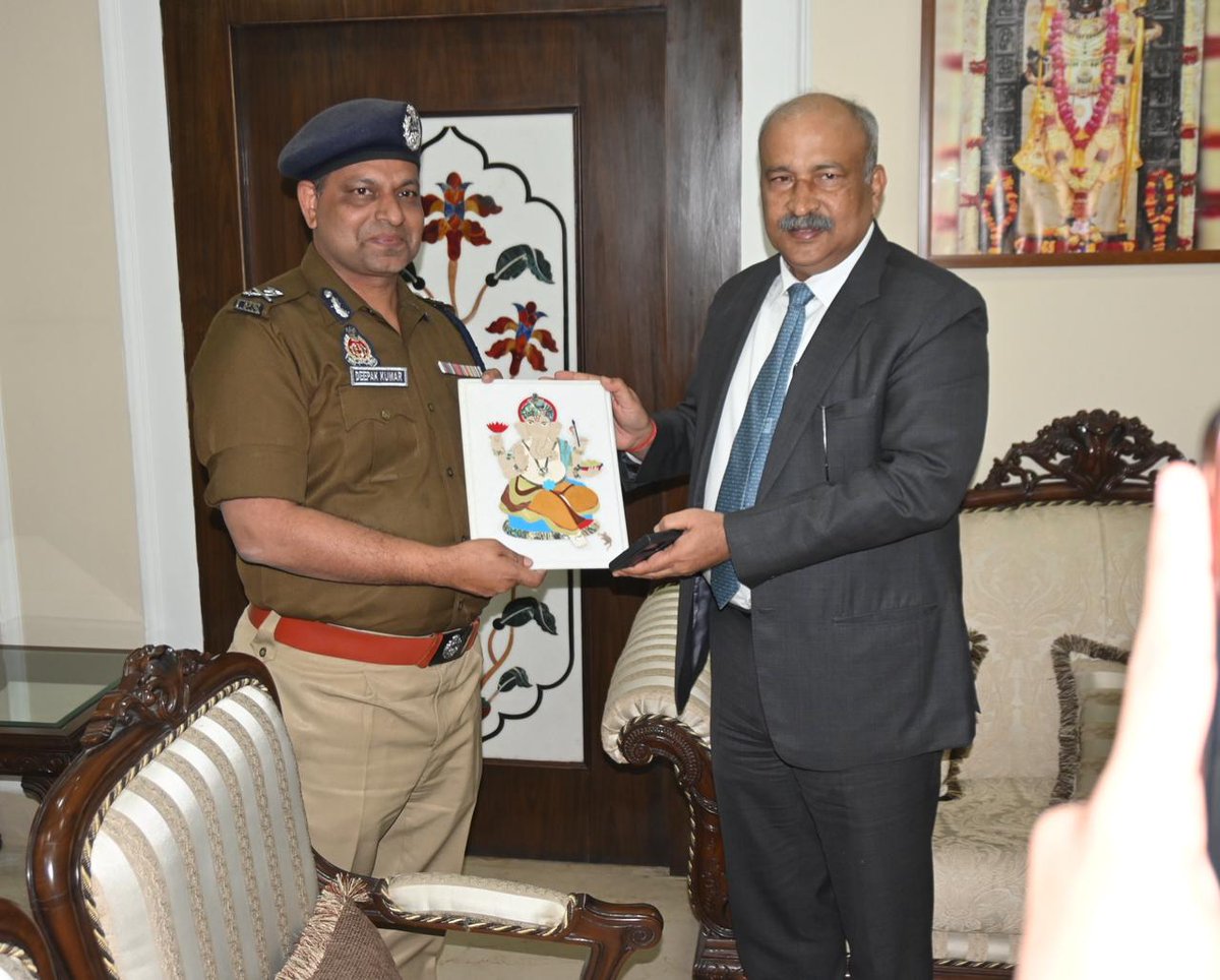 agrapolice's tweet photo. आज दिनांक 21.12.2025 को @dgpup महोदय द्वारा जनपद आगरा का भ्रमण कर, कमिश्नरेट आगरा की कानून-व्यवस्था एवं यातायात व्यवस्था की विस्तृत समीक्षा की गई।

तदुपरांत #CPAgra @DeepakKumarIPS @AddCPAgra @digrangeagra @OfficeOfDMAgra एवं समस्त पुलिस उपायुक्त, अपर पुलिस उपायुक्त एवं सहायक पुलिस आयुक्त के साथ गोष्ठी आयोजित कर, सड़क दुर्घटनाओं को शून्य (Zero Fatality) करने, यातायात को सुरक्षित-सुगम बनाने, भीड़ प्रबंधन, पर्यटकों की सुरक्षा सुनिश्चित करने एवं पुलिस पेट्रोलिंग बढ़ाने हेतु दिशा-निर्देश दिए गए।

#UPPolice