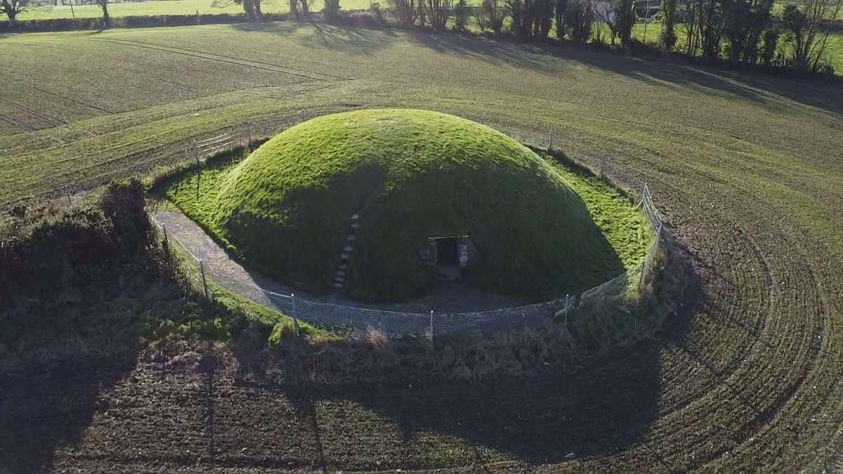 ThisIsIreland3's tweet image. 📍Fourknocks Megalithic Passage Tomb is a true hidden gem located about 16km from Newgrange, near Ardcath, Co. Meath. The 5,000 year old tomb is decorated with abstract art. The main chamber also features one of the few prehistoric representations of a human face.

📸 Noel Fagan