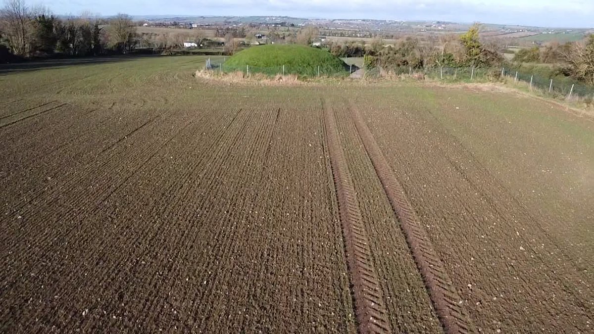 ThisIsIreland3's tweet image. 📍Fourknocks Megalithic Passage Tomb is a true hidden gem located about 16km from Newgrange, near Ardcath, Co. Meath. The 5,000 year old tomb is decorated with abstract art. The main chamber also features one of the few prehistoric representations of a human face.

📸 Noel Fagan