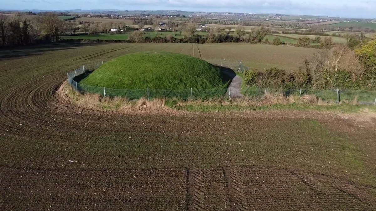 ThisIsIreland3's tweet image. 📍Fourknocks Megalithic Passage Tomb is a true hidden gem located about 16km from Newgrange, near Ardcath, Co. Meath. The 5,000 year old tomb is decorated with abstract art. The main chamber also features one of the few prehistoric representations of a human face.

📸 Noel Fagan