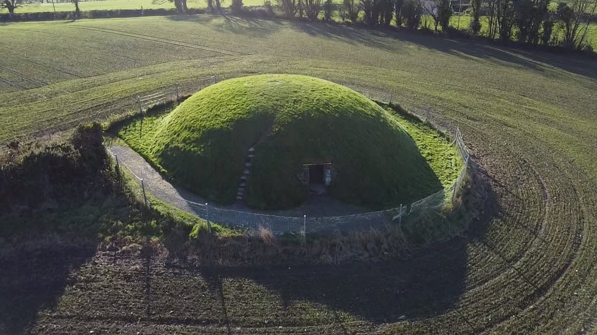 ThisIsIreland3's tweet image. 📍Fourknocks Megalithic Passage Tomb is a true hidden gem located about 16km from Newgrange, near Ardcath, Co. Meath. The 5,000 year old tomb is decorated with abstract art. The main chamber also features one of the few prehistoric representations of a human face.

📸 Noel Fagan