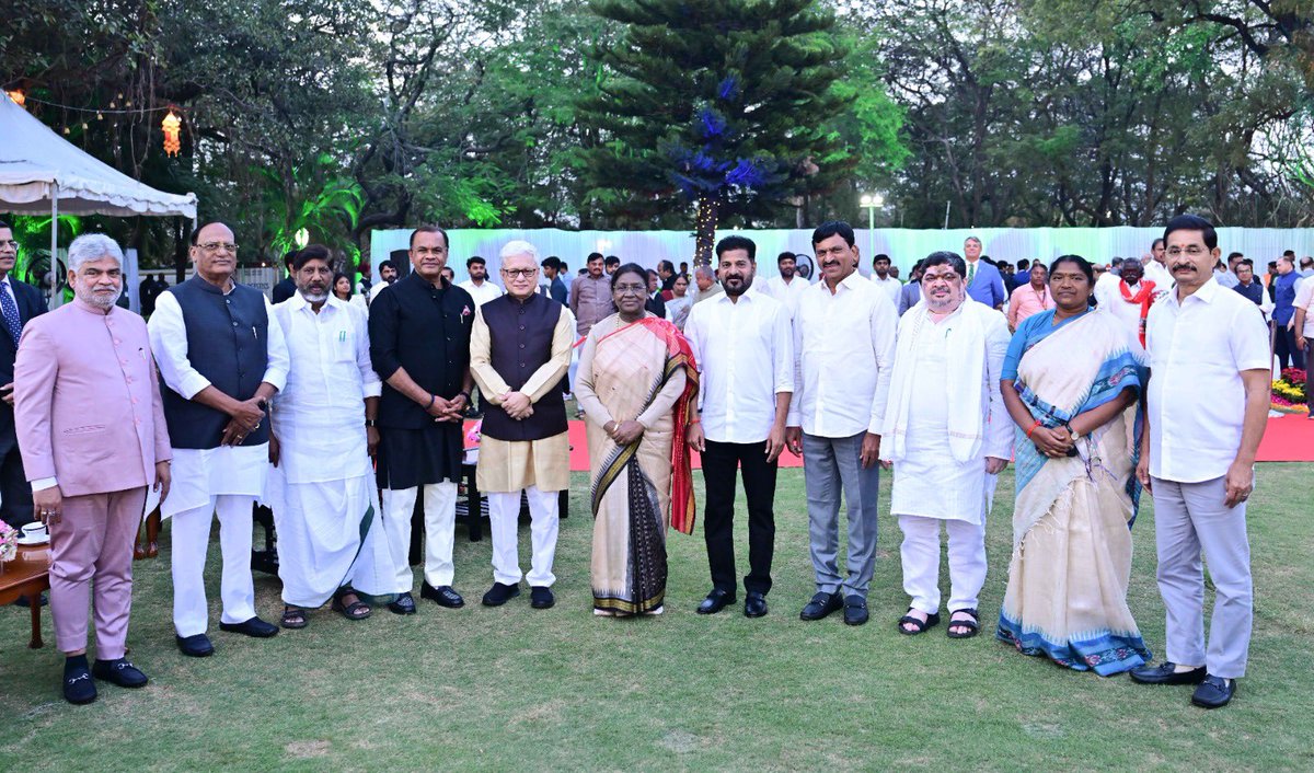 Bhatti_Mallu's tweet image. గౌరవ భారత రాష్ట్రపతి శ్రీమతి ద్రౌపది ముర్ము గారి ఆధ్వర్యంలో, సికింద్రాబాద్ బొల్లారంలోని రాష్ట్రపతి నిలయంలో ఏర్పాటు చేసిన ‘ఎట్ హోం’ కార్యక్రమంలో గవర్నర్ శ్రీ జిష్ణుదేవ్ వర్మ గారు, ముఖ్యమంత్రి శ్రీ రేవంత్ రెడ్డి గారు మరియు సహచర మంత్రులతో కలిసి పాల్గొనడం జరిగింది.

@rashtrapatibhvn…