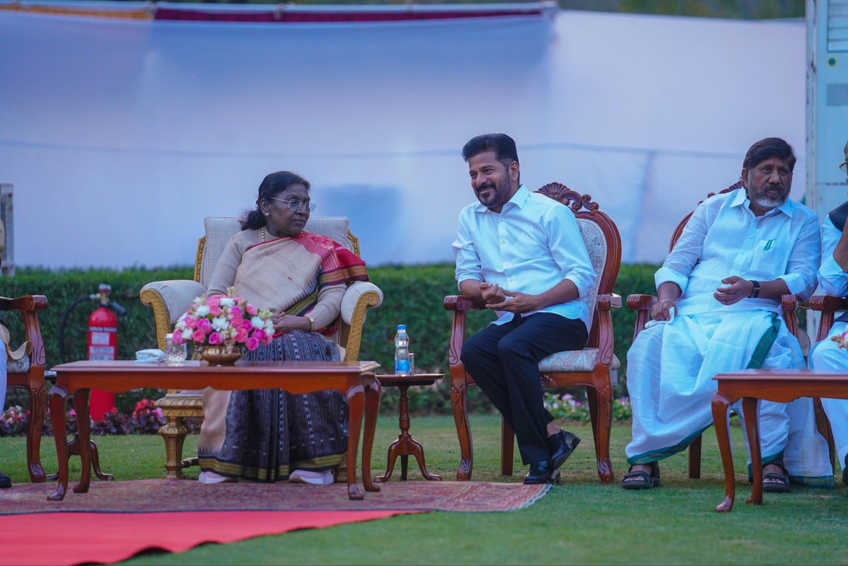 Bhatti_Mallu's tweet image. గౌరవ భారత రాష్ట్రపతి శ్రీమతి ద్రౌపది ముర్ము గారి ఆధ్వర్యంలో, సికింద్రాబాద్ బొల్లారంలోని రాష్ట్రపతి నిలయంలో ఏర్పాటు చేసిన ‘ఎట్ హోం’ కార్యక్రమంలో గవర్నర్ శ్రీ జిష్ణుదేవ్ వర్మ గారు, ముఖ్యమంత్రి శ్రీ రేవంత్ రెడ్డి గారు మరియు సహచర మంత్రులతో కలిసి పాల్గొనడం జరిగింది.

@rashtrapatibhvn…