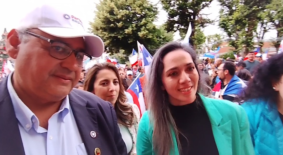 Concejal Vicky Carrasco y el CORE Sergio Valenzuela en plaza de la republica #Valdiviacl youtube.com/watch?v=UFuPRb…