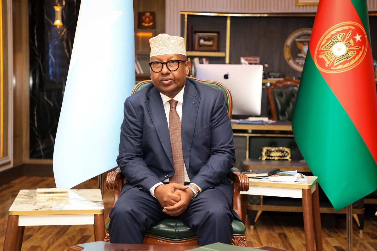 لقاء وزير الدفاع الصومالي مع الممثل الخاص للأمين العام للأمم المتحدة يعكس التزام الحكومة بتعزيز التعاون الدولي في مجالات الأمن وإصلاح الأجهزة الأمنية وحماية الأطفال من آثار النزاعات المسلحة.