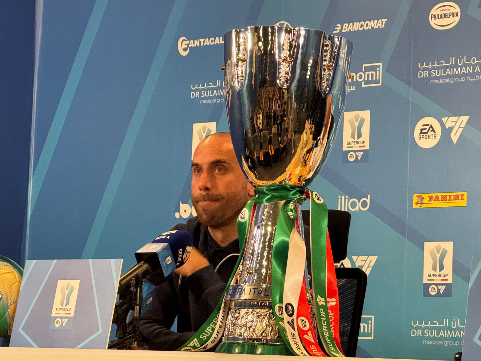 لورينزو دي سيلفيستري لاعب فريق بولونيا خلال المؤتمر الصحافي: «نعيش كعائلة واحدة داخل وخارج الملعب، والروح داخل الفريق قوية جدًا، وعندما نواجه الفرق الكبيرة نعرف كيف نعاني معًا ونحافظ على تركيزنا حتى النهاية».. : أمل السعيد 