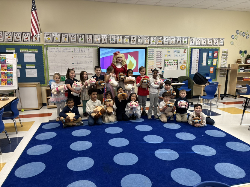 This past week #Carowinds Cares was able to spread holiday cheer to almost 2,150 students at Richmond Drive Elementary, Ballantyne Elementary, Collinswood Language Academy, and ourBRIDGE for KIDS Charlotte with surprise gifts and visits from some merry friends. 🎁 #carowindcares