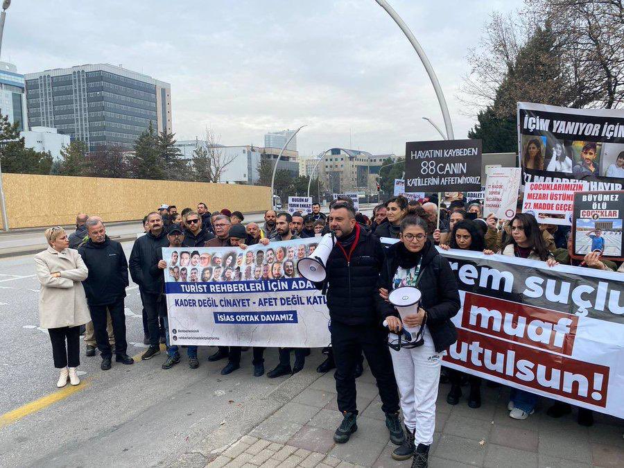 KESK1995's tweet image. KESK Eş Genel Başkanı Ahmet Karagöz ve Eğitim Sen Genel Sekreteri Zülküf Güneş, 11. Yargı Paketi’nin 27. maddesine karşı,depremde yakınlarını kaybeden ailelerle birlikte Meclis önündeydi; açıklamanın ardından Ayrancı Cemal Süreya Parkı’nda başlayan adalet nöbetine destek verdi.…