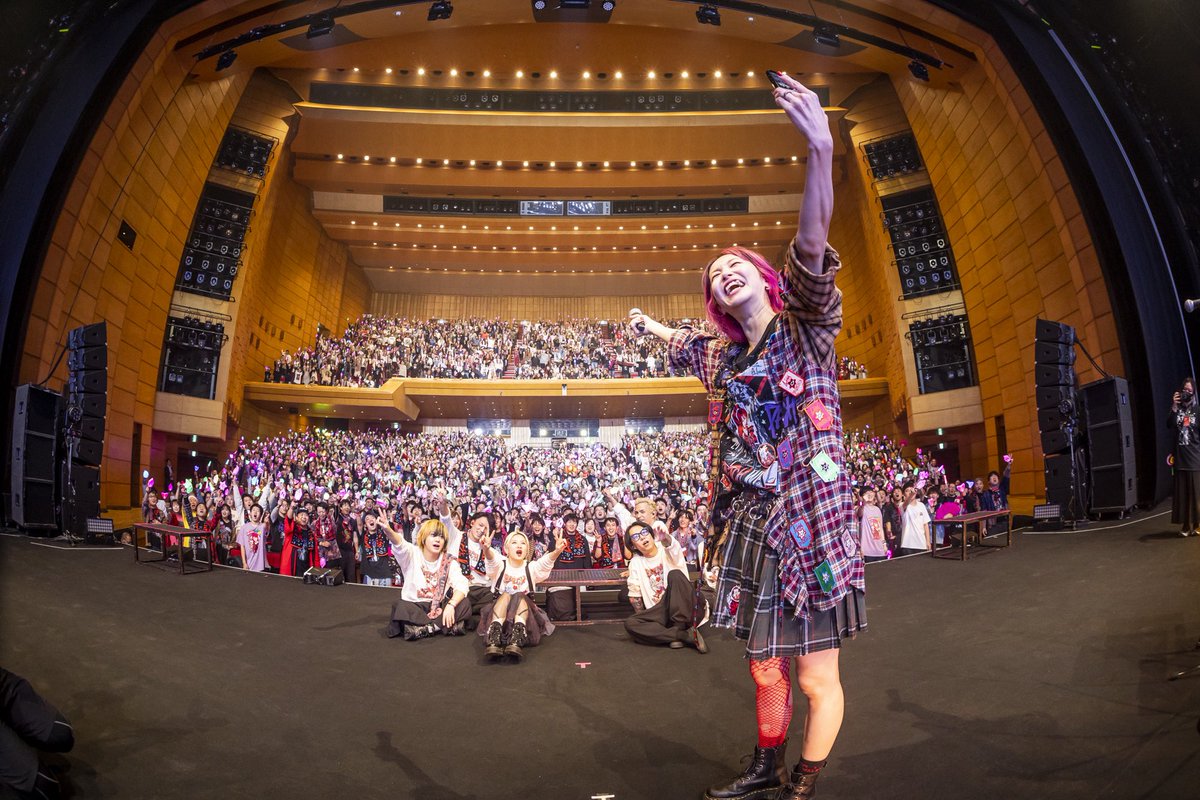 LiSA_OLiVE's tweet photo. 「LiVE is Smile Always～PATCH WALK～」at 長野ホクト文化ホール🍎🪡👣　
8年ぶりの長野。あの日も本当にすごかったけど、今日はまた新しい最高な最強は思い出で2025年最後デート(LiVE)を締めくくりました😈
一緒に今日を最高にしてくれたアナタ、本当にほんんんとうにありがとう。また必ず帰ってくるからね、See you againだよ！長野！🍇

#LiSAパッチウォークツアー　次はついに東京に戻ります。ガルデモファイナルオペレーション以来、15年ぶりの国際フォーラムA。15年前の私と繋いで。
よろしくお願いします🗼🪡👣

👣 1/4(日)東京国際フォーラムホールA
👣 1/5(月)東京国際フォーラムホールA