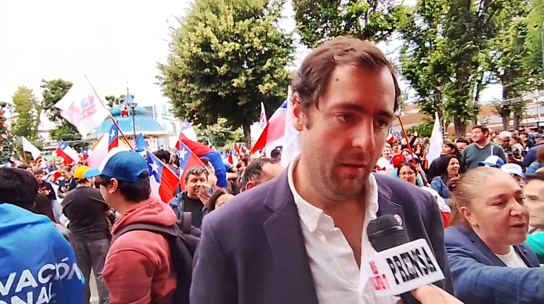 Diputado Leandro Kunstmann en plaza de la república #Valdiviacl 
youtube.com/watch?v=4rFlDw…
