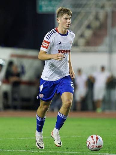 Sve na stranu,ali kako je samo ono mali Branimir Mlačić osvojio 60-70 metara terena u svega 3-4 sekunde i samo 3-4 doticaja s loptom i dodao Šegi !! Igrač pred kojim je budućnost !! 👍🏻👌🏻💪🏻❤️💙🐬⚽️