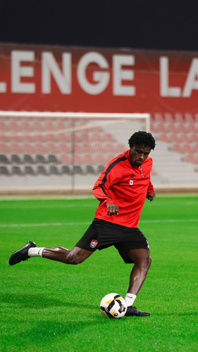 اول اسم بالتشكيلة مع نارفيز وبعده حط اللي تبي ملينا من تسحيب الرجلين اللي بالنص