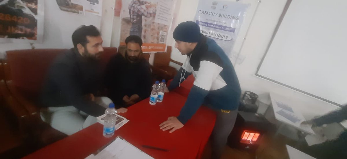 Under the Good Governance Week initiative, DECC Baramulla (SBDU) held an awareness/grievance redressal camp, benefiting nearly 18 applicants through immediate guidance, facilitation, and resolution of grievances. #PrashasanGaonKiOre #GoodGovernanceweek2025