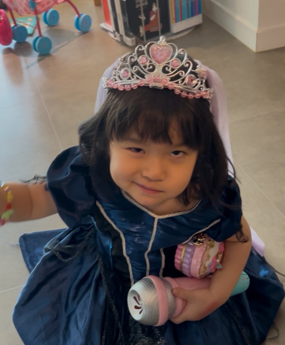 씨크릿쥬쥬와 엘사와 티니핑에 빠진 딸래미가
빌런이 등장하는 애니메이션을 관람했다.