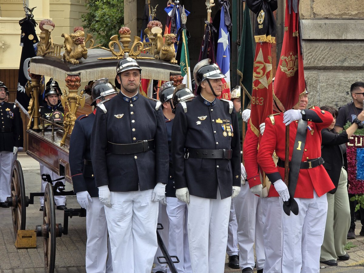 𝗠𝗔𝗥𝗧𝗜𝗥 | Ahora se desarrolla el funeral del Bombero Mártir Paul Valenzuela Muñoz.

Ve la transmisión en vivo aquí 👇 
youtube.com/live/89V7yU5vF…
