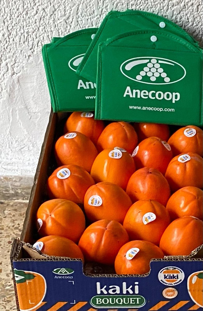 <a href="/JoseMariAzpiazu/">Jose Mari Azpiazu</a> Eso son Kakis o Caquis (Diospyros kaki).
Si no lo has probado, pruébalo, te gustará.
Pero asegúrate de comprar los mejores, de la D.O. Ribera del Xúquer y, si puede ser, de ANECOOP.

<a href="/Bouquet_es/">Anecoop Bouquet</a>