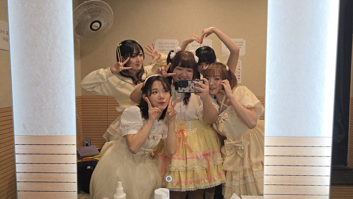 제리 생일파티 젤리셔스 
무사히 마쳤습니다~~~!!💛💛💛

축하해주신 덕분에 정말 행복한 하루가 되었어요 🥹 찾아와주신 관객분들, 함께해주신 게스트,스태프분들 전부 정말정말 감사합니다 🫶❤️

일단 오늘은 자고 후기 만들어와볼게요 
여러분들의 후기도 궁금하니 많이 써주세용💖
#젤리셔스_후기