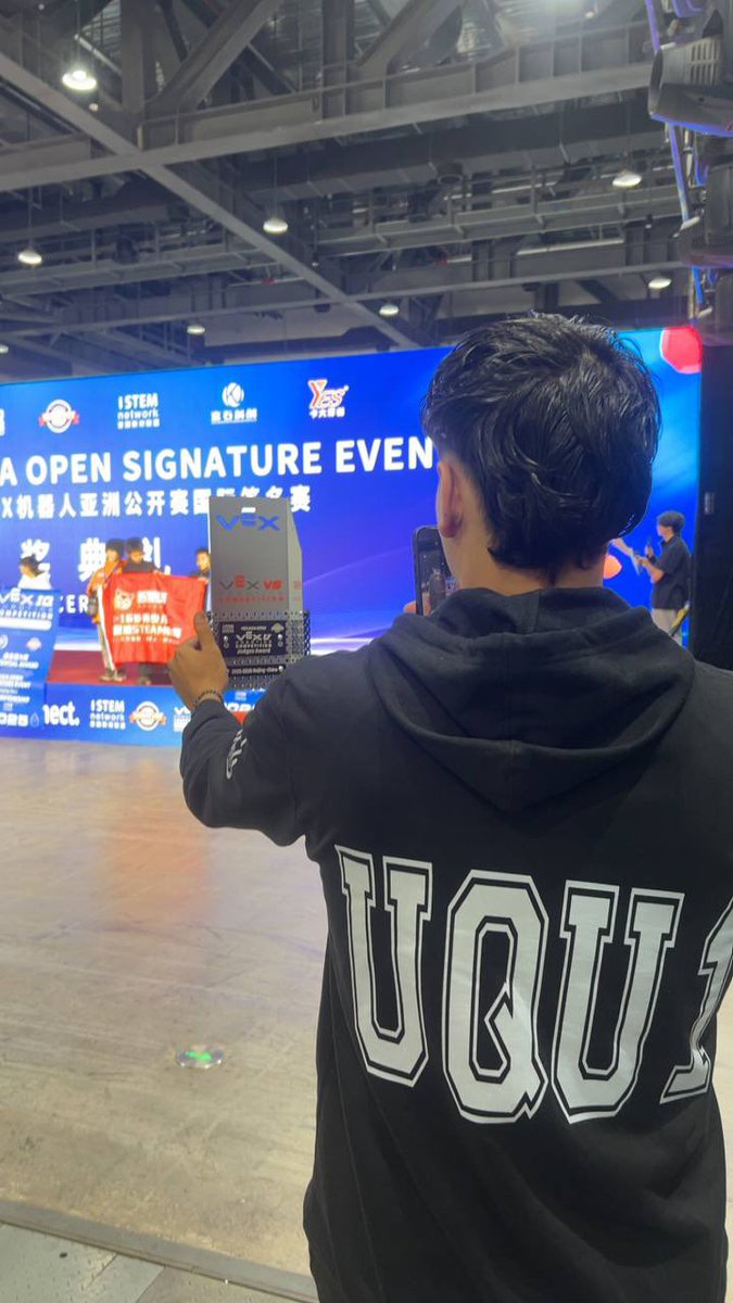 SultanA1ibrahim's tweet photo. الحمدلله 💙🙏🏼

حصل فريقنا UQU1 على جائزة Judges Award في بطولة VEX ROBOTICS ASIA OPEN SIGNATURE EVENT 

وبإذن الله القادم اجمل 🙏🏼. https://t.co/4GNUdJXoio