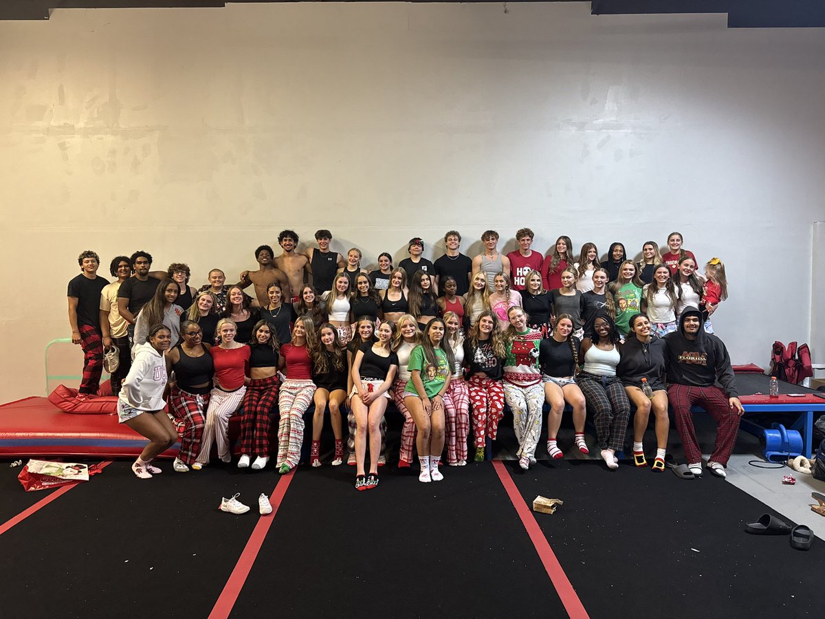 hudsoncheerteam's tweet image. We have had a busy past couple days! Yesterday we had a blast at Battle at the Jungle 🎉

We also had so much fun at our annual Christmas party 🎄 Shoutout to all of our parents who helped make this the best one yet ❤️
#cheer #cheerleading #highschoolcheer #coedcheer #hudsoncheer