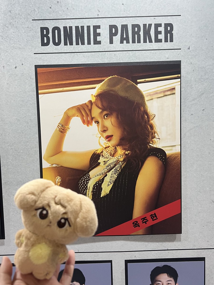 251211 보니 앤 클라이드💵후기
처음에 꿈 꾸는 소녀부터 강도와 살인에 빠진 도망자 그리고 막다른 골목으로 돌이킬 수 없는 범죄자까지…제일 좋아한 분장 아니지만 무인도 너무 아름답게 나오신 주현언니🥰

#보니앤클라이드 #보니앤클라이드_리뷰 #난_보여요_보니앤클라이드