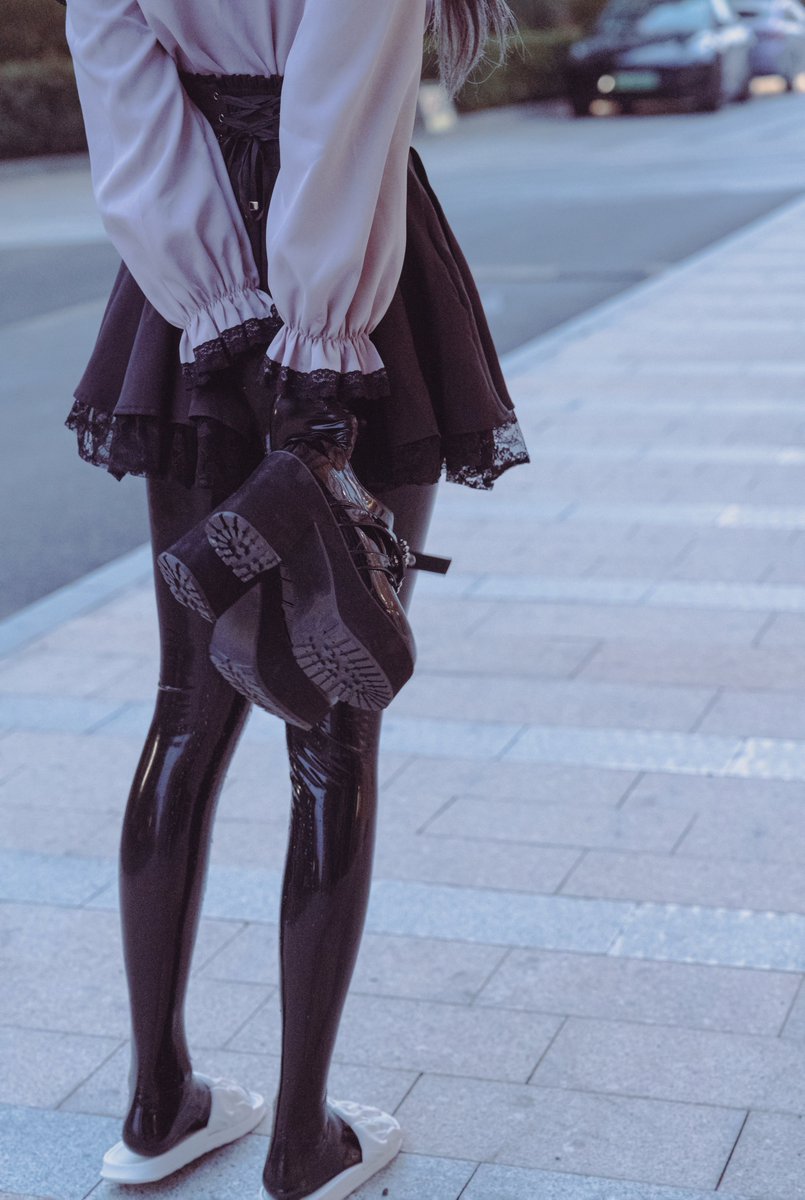 Aisei_Kiri's tweet image. 湿漉漉的约会结束啦，就这样一起走回家吧

感谢绅士视角提供：@GuaEthan