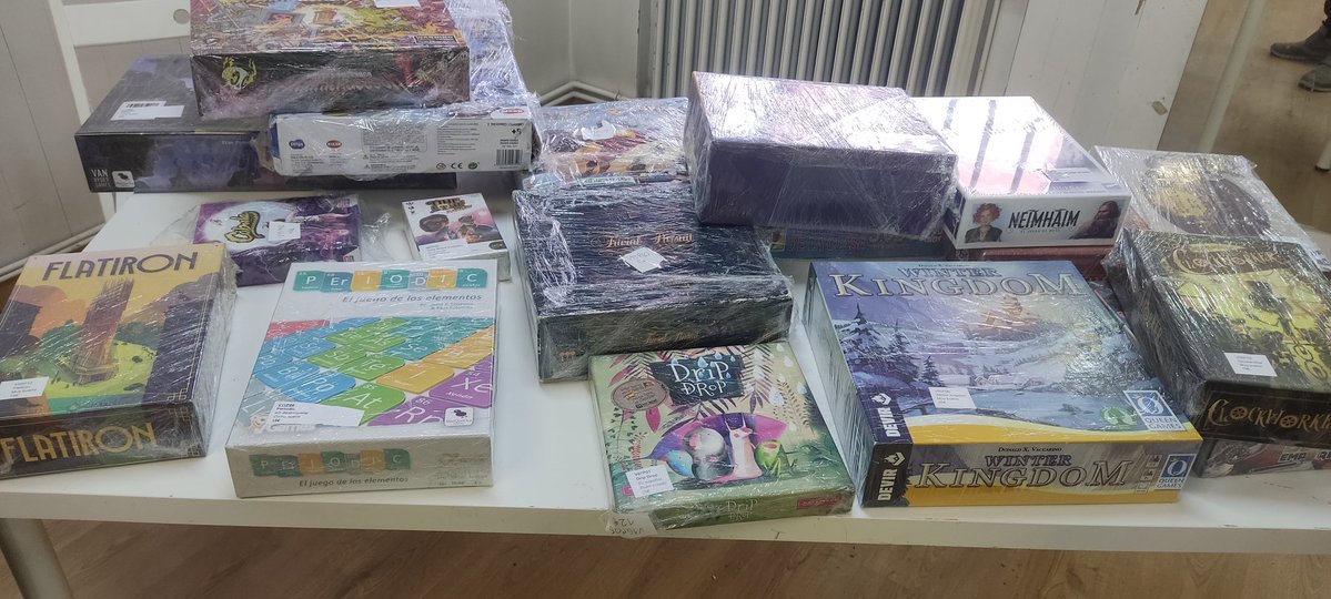 Gen_Hortaleza's tweet image. Aún quedan varias mesas y sillas llenas de mercancía friki. Ideal para regalar. O autorregalarte. 

Hasta las 20:00 en C/ Cuevas de Almanzora, 46. La recaudación ayudará a las cuentas de @soci_manoteras a seguir con sus actividades sociales por el barrio.