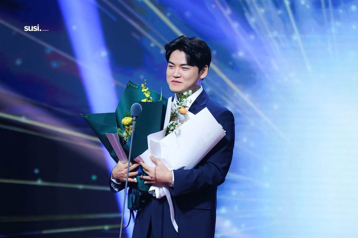 susi_gmys's tweet photo. 251219 LCK 어워즈

세상에서 모든 행운이 민형이에게로 향하길 💙

#구마유시 #GUMAYUSI https://t.co/C4Am3nDUkl