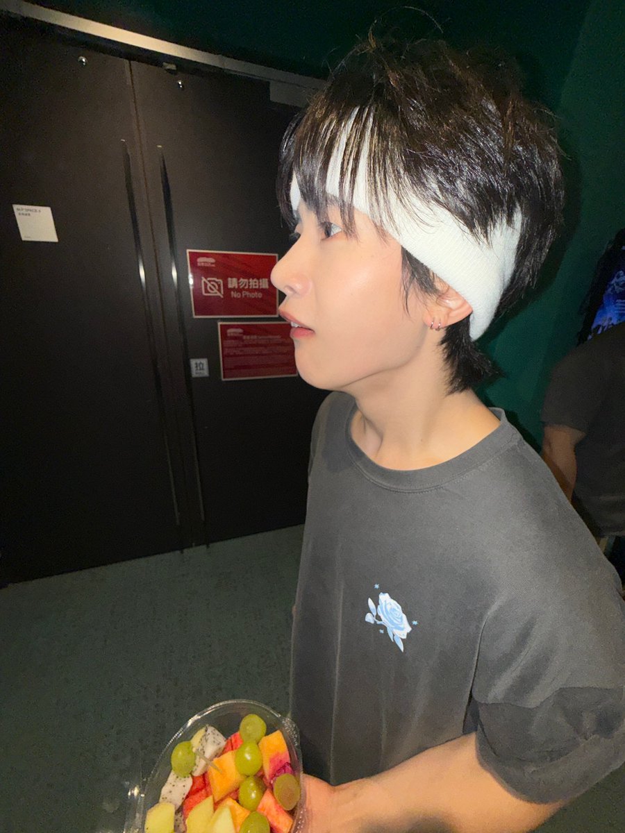 myseokryudan's tweet image. MATTHEW'S FACE AFTER TAERAE STOLE HIS FRUIT PLSSS