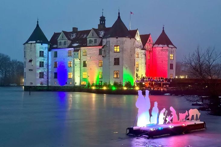 Fourth Sunday of Advent
Have a blessed day!

Christmas atmosphere at Glücksburg Castle, the northernmost castle in Germany, located on the Baltic Sea.
This beautiful moated castle is one of the most important Renaissance buildings in Northern Europe