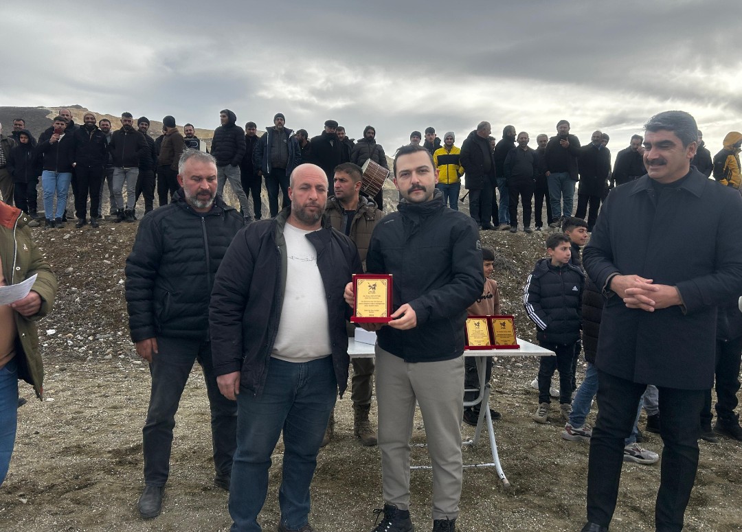 Kaymakamımız Sn Emre OĞUZTÜRK,  yeni kurulan Aşkale 3 Mart Atlı Spor kulübü ile Uzmanlar Atlı Spor kulübü arasında oynan cirit müsabaka programına katıldı.