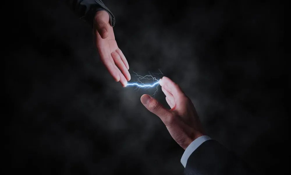 ▶️ ¡AY ME CORRISTE!: ¿TE LLEGÓ A PASAR ESTO? | 🫣

⚡️Se llama electricidad estática. Pasa cuando tu cuerpo acumula energía y, al tocar a otra persona o un objeto, esa carga "salta" para equilibrarse.

🤔¿POR QUÉ SUELE OCURRIR? 

🧤 Tu ropa: La lana y el poliéster aman acumular