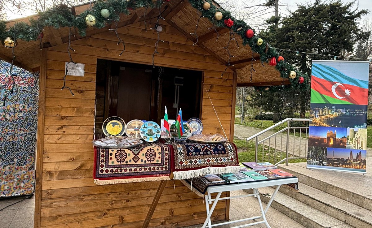 AzEmbBulgaria's tweet image. Azərbaycan “Veliko Tırnovo Milad Bazarı” sərgisində təmsil olunub.

Bolqarıstanın Veliko Tırnovo şəhərində hər il keçirilən ənənəvi “Veliko Tırnovo Milad Bazarı” sərgisində Azərbaycanın Bolqarıstandakı səfirliyi milli stendlə təmsil olunub. Sərgidə səfirlik tərəfindən…