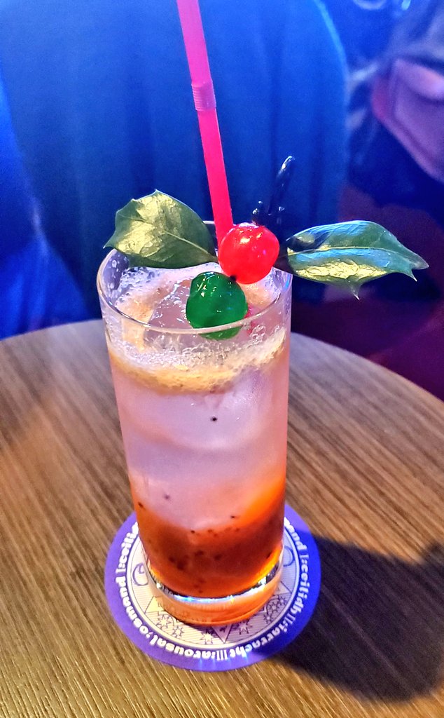 yu_saaaa90's tweet image. 最終公演は限定カクテルとアフターパーティー付きの豪華バージョン🎊‼️
「魔法ダイニングバー #OSMAND」の歴史について🦁📖
マジックコーナーや、みんなから募集したテーマトークなど💡💡
アッキー＆真吾さんの贅沢なコラボを楽しむことが出来ました😆🎶
2025.12.21
#魔法使いアキット
#アキット