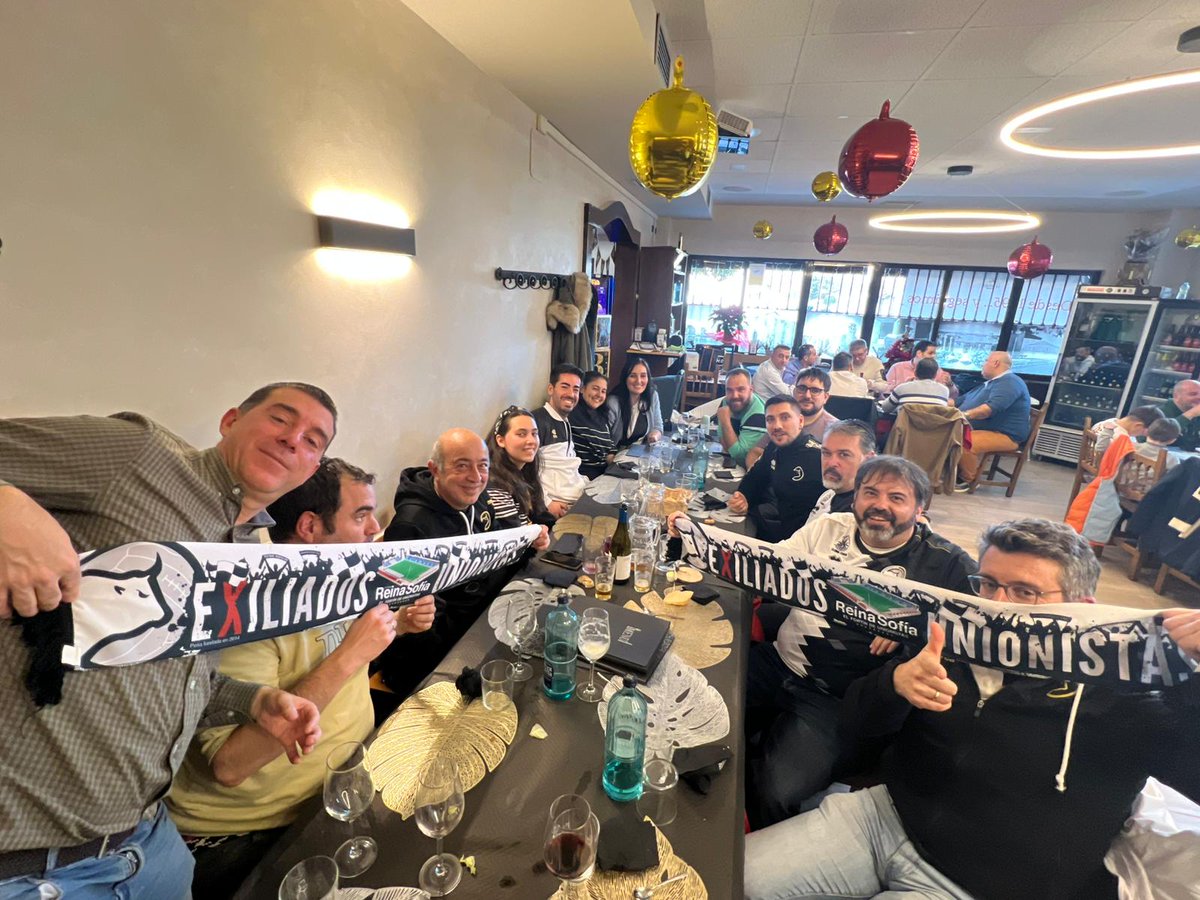Desde la Peña Exiliados de <a href="/UnionistasCF/">Unionistas de Salamanca CF</a> queremos desear a toda la familia blanquinegra unas felices fiestas. 
Ayer muchos de nosotros pudimos pasar un poquito de tiempo juntos sin tener que leernos en WhatsApp. Gracias <a href="/MesonParada/">Meson La Parada</a> por el trato y la amabilidad recibidas.
