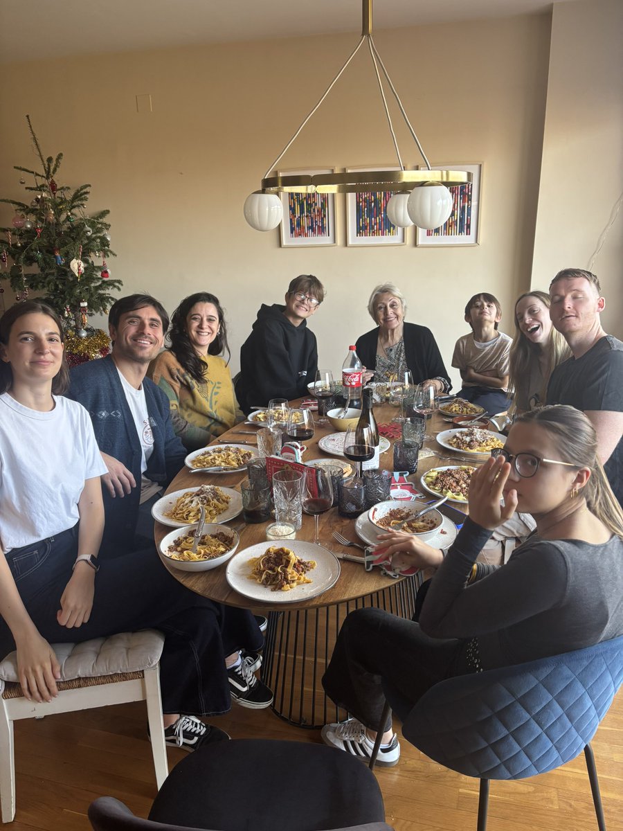 ddboch's tweet photo. En qué me momento me convertí en la señora que hostea almuerzos y cenas pre navidad? Familia &amp; amigos! Navidad 25! ❤️❤️❤️ https://t.co/WZDYYyW6bV