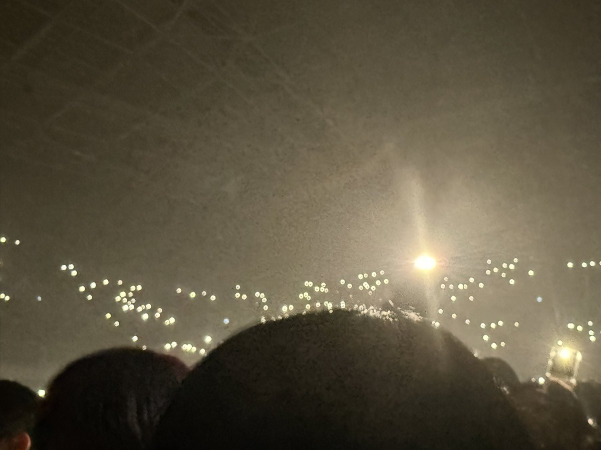 앵콜외칠때 다들 플래시켜서 눈뭏나옴