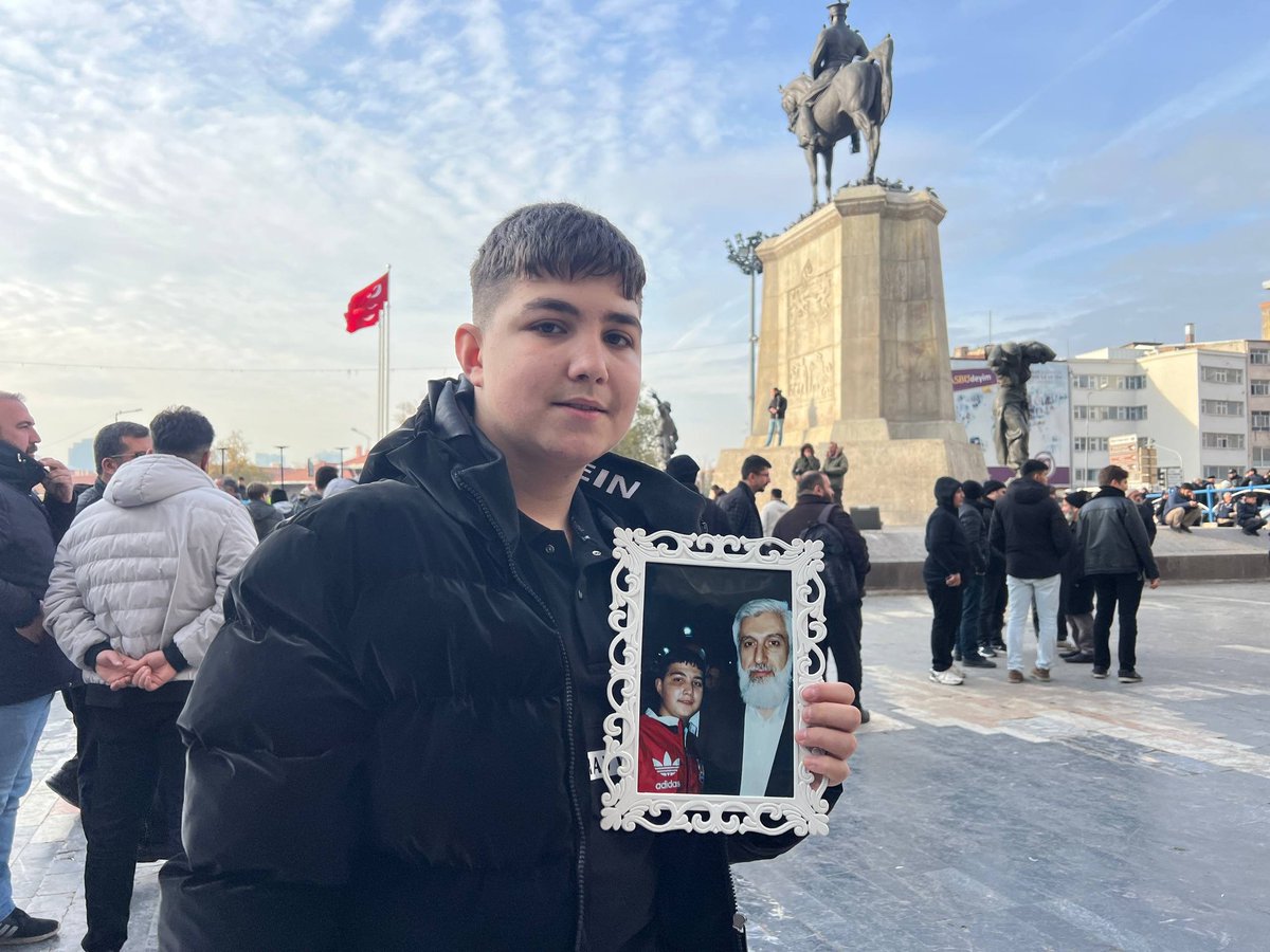 Alparslan Kuytul Hocaefendi'nin genç seveninden anlamlı hediye...

Dürüsttür sözü, doğrudur yolu
Hakkı savunur korkmadan, eğilmez boynu
Merhamet taşır kalbinde, cesaret duruşunda 
Alparslan hocam hakikatin yanında...

AlparslanHoca Ankarada 
#BasınAçıklaması
#AnkaraEmniyeti