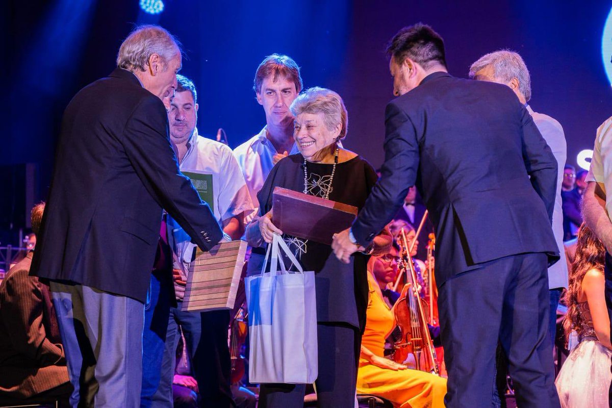 mauricio_petri's tweet photo. Más de 8.000 vecinos celebraron los 209 años de San Martín 
Música, vino y orgullo local. 
La Orquesta Escuela hizo vibrar al público, el Paseo del Bonarda fue un éxito total y se reconoció a la Dra. Aida Kemelmajer de Carlucci por su enorme trayectoria.
 #SanMartinGobierno https://t.co/saFZJmxNgK