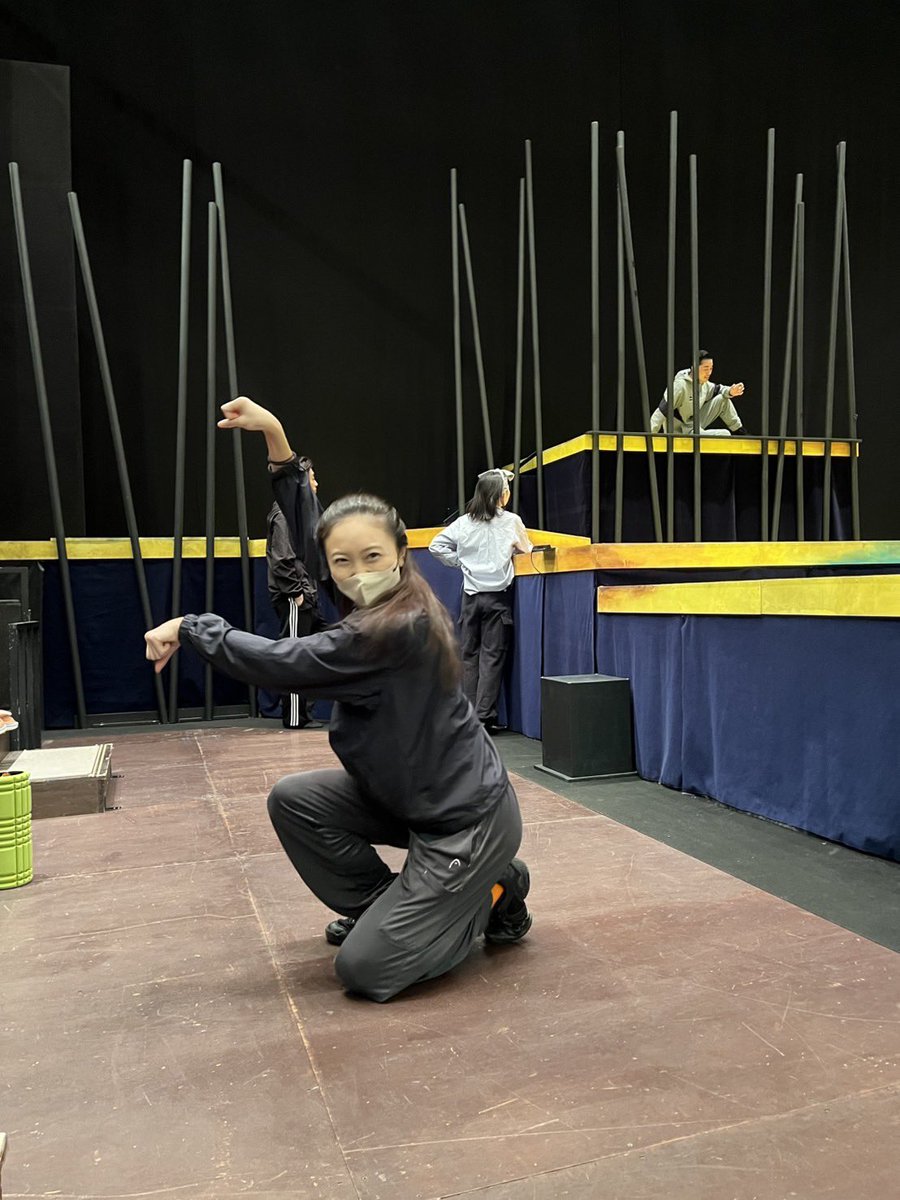 こんばんは、北久保実佑です🌃

#くまむく 
こちらのシーン、覚えていらっしゃいまか？
そう、照手(薬屋)がオグリと出会うシーンです！
その周りの綺麗な…キツネちゃん達を覚えていますか？💖
稽古では色々な誘い文句が聞こえてきました🤭

そんなキツネちゃん達に憧れていた私を添えて…コーン！🦊