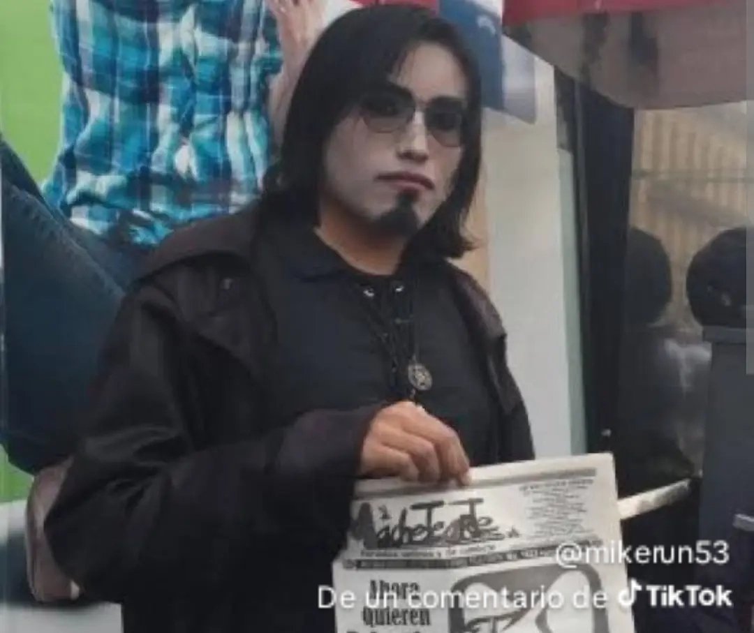 Brenn0505's tweet image. Si algún día vas al centro de la cdmx y te topas a éste tipo dando periódicos en Calle Madero esq Eje central, no lo agarres porque si lo agarras él deja que te camines y luego te alcanza para cobrarte su periódico en $200 porque según éso cuesta.
Si le dices te lo regreso, él no…