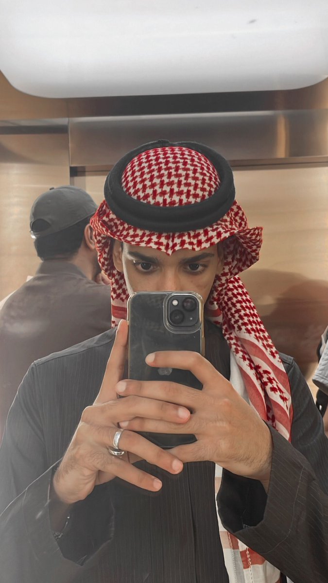 بداية السنة حطيتلي هدف واضح وكان اني اتطور في مجال UI/UX واتوظف في المجال اللي ابغاه.

وفي ٧ شهور بس سويتها بعد توفيق الله!

مو حظ.
مو علاقات.
مو واسطة.

تعال اقلك كيف سويتها في ٧ شهور بس وبالمجال اللي انا ابغاه! 👇🏼

• ركّزت على هدف واحد وصبّيت كل طاقتي فيه، عشان ما أتشتت.
•